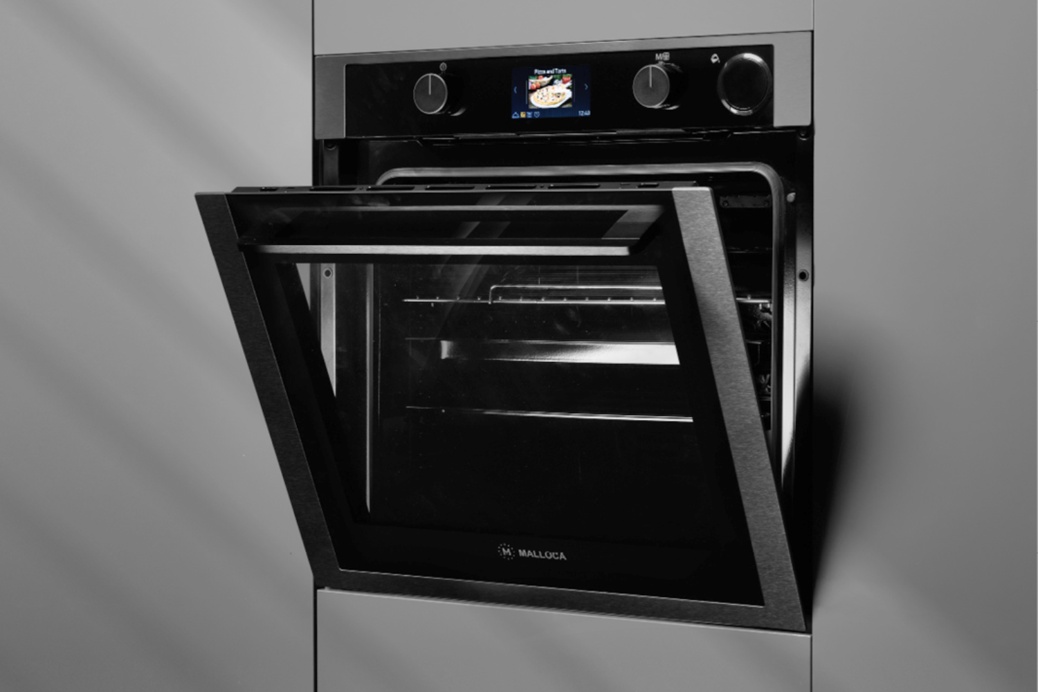 Lò nướng Malloca MSO A75TFT được thiết kế âm tủ, giúp phần thân lò được giấu gọn trong tủ bếp