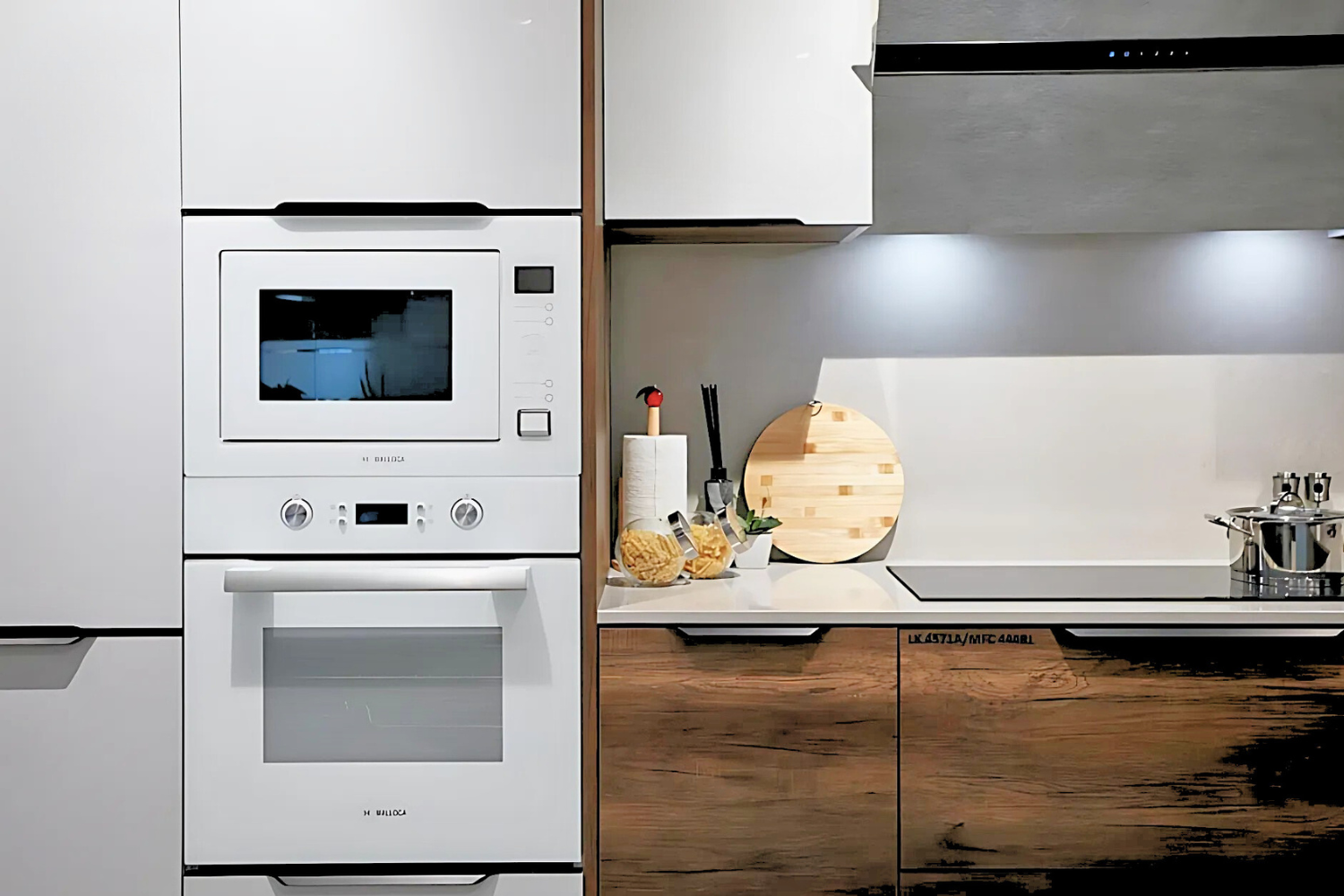 Lò nướng kết hợp vi sóng Malloca MW-944TA với thiết kế tông màu trắng thanh lịch kết hợp viền inox sáng bóng