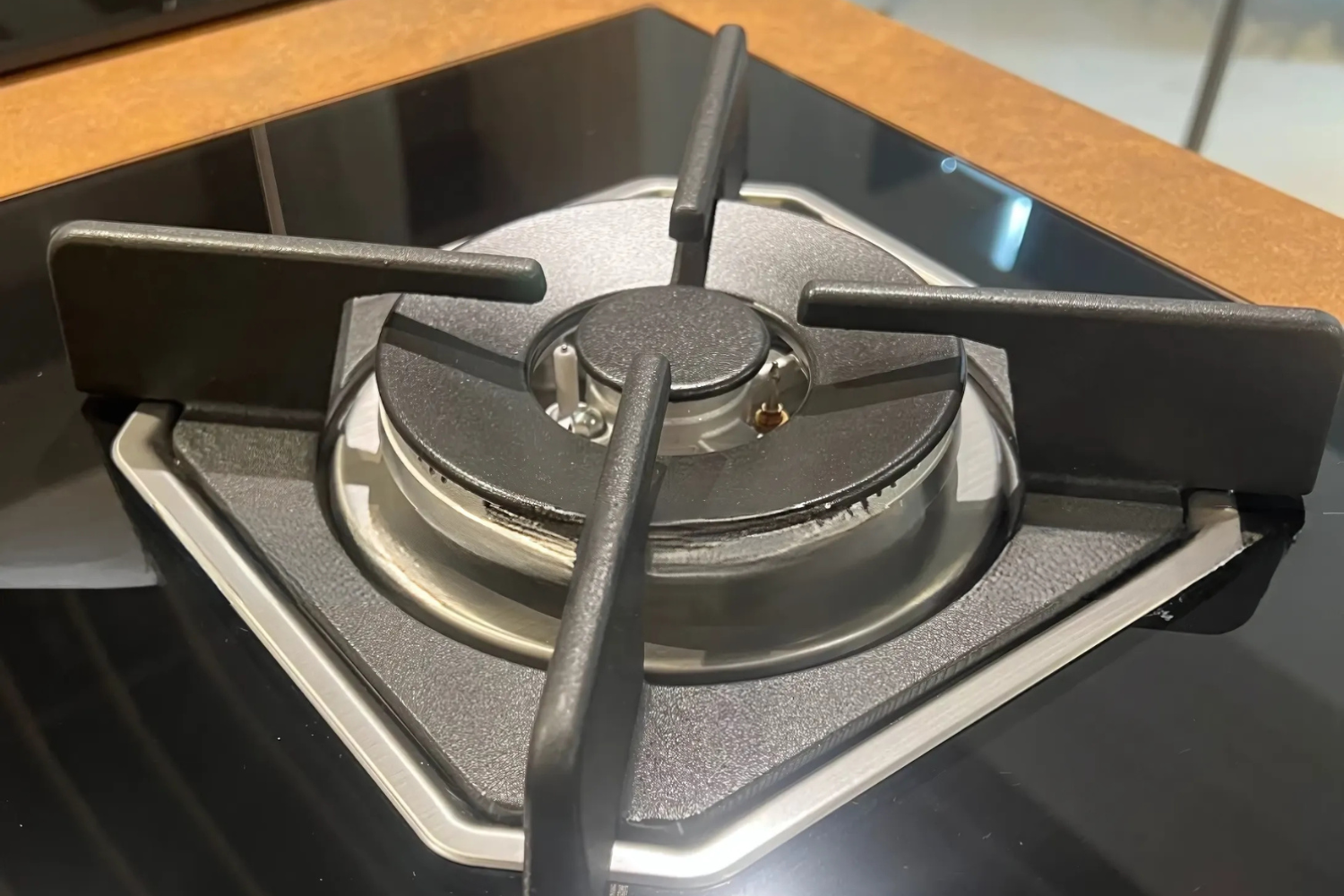 Điểm nhấn ấn tượng của bếp gas Malloca AS 9603B chính là bề mặt kính cường lực màu đen dày 8mm