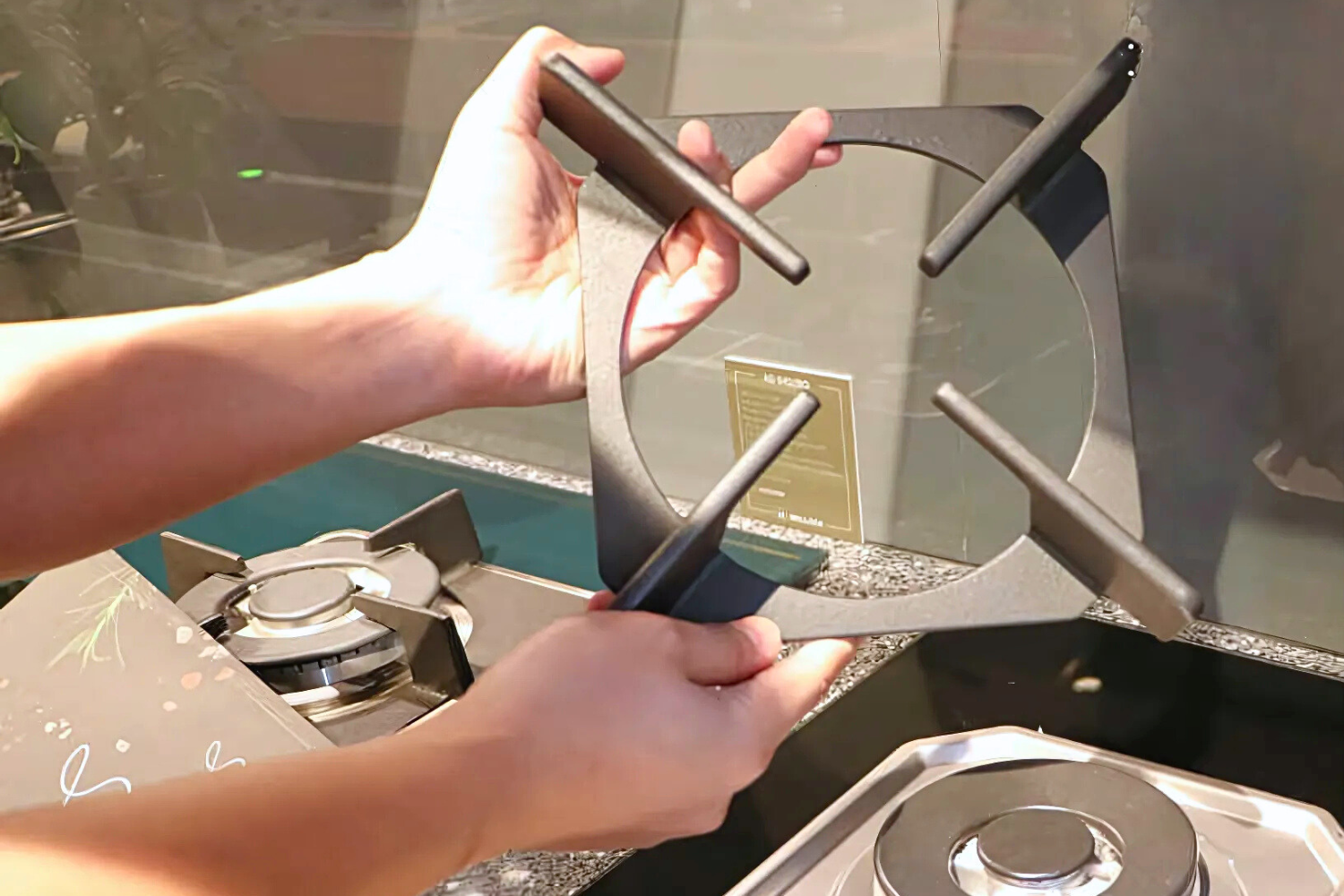 Kiềng gang đúc thế hệ mới của bếp Malloca AS 9603B đảm bảo an toàn và độ bền vượt trội