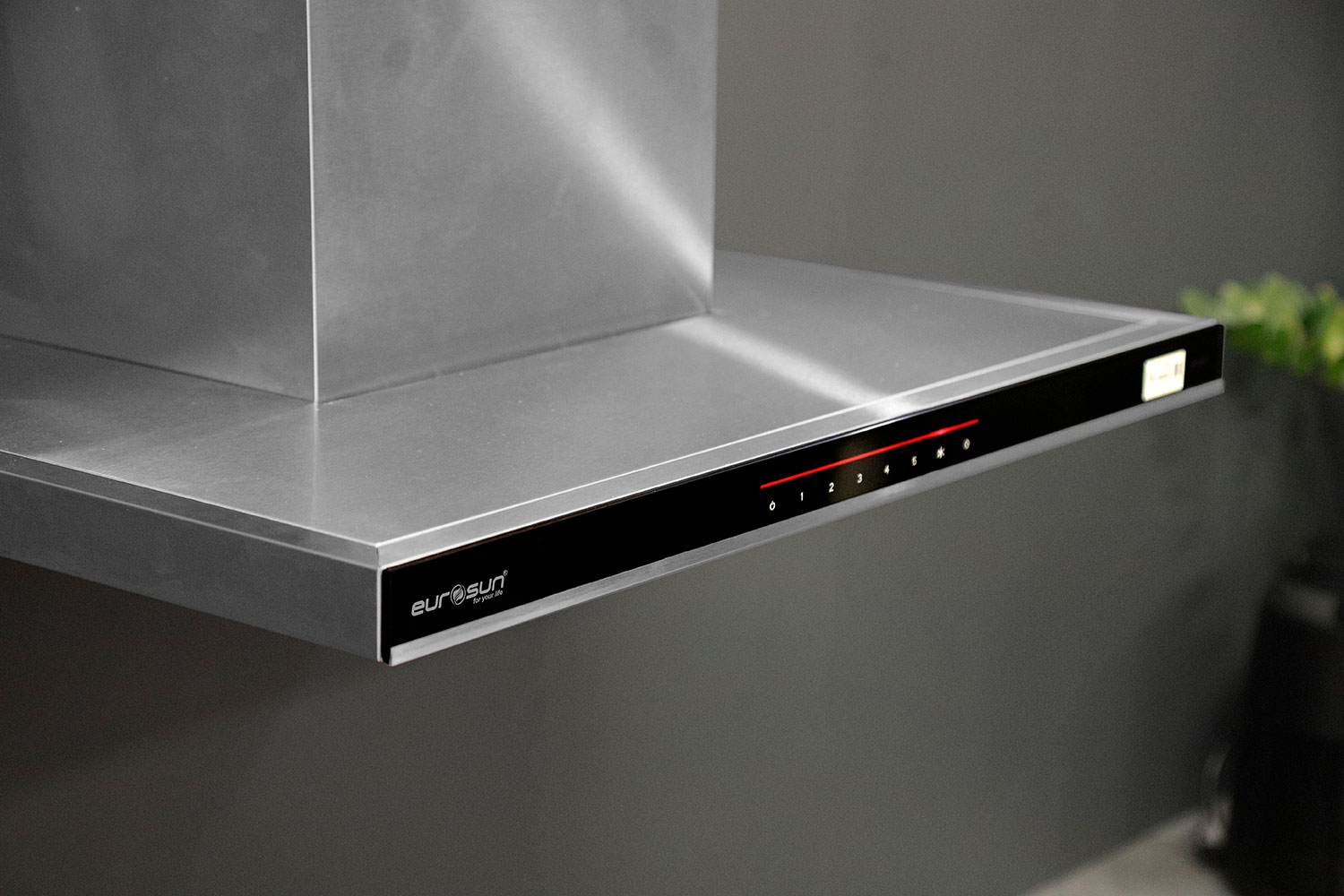 Bảng điều khiển cảm ứng kết hợp màn hình LED – Tiện nghi hiện đại