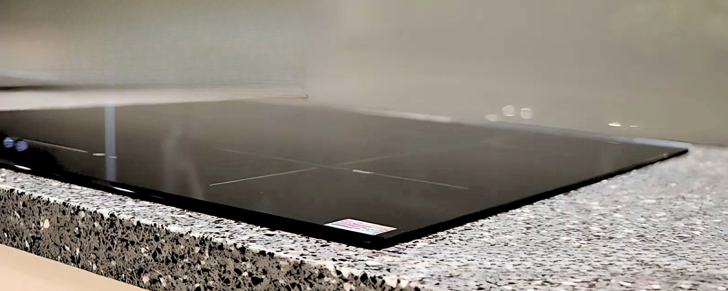 Phía trên là tấm kính Schott Ceran cao cấp dày 4mm, một tuyệt tác từ Đức