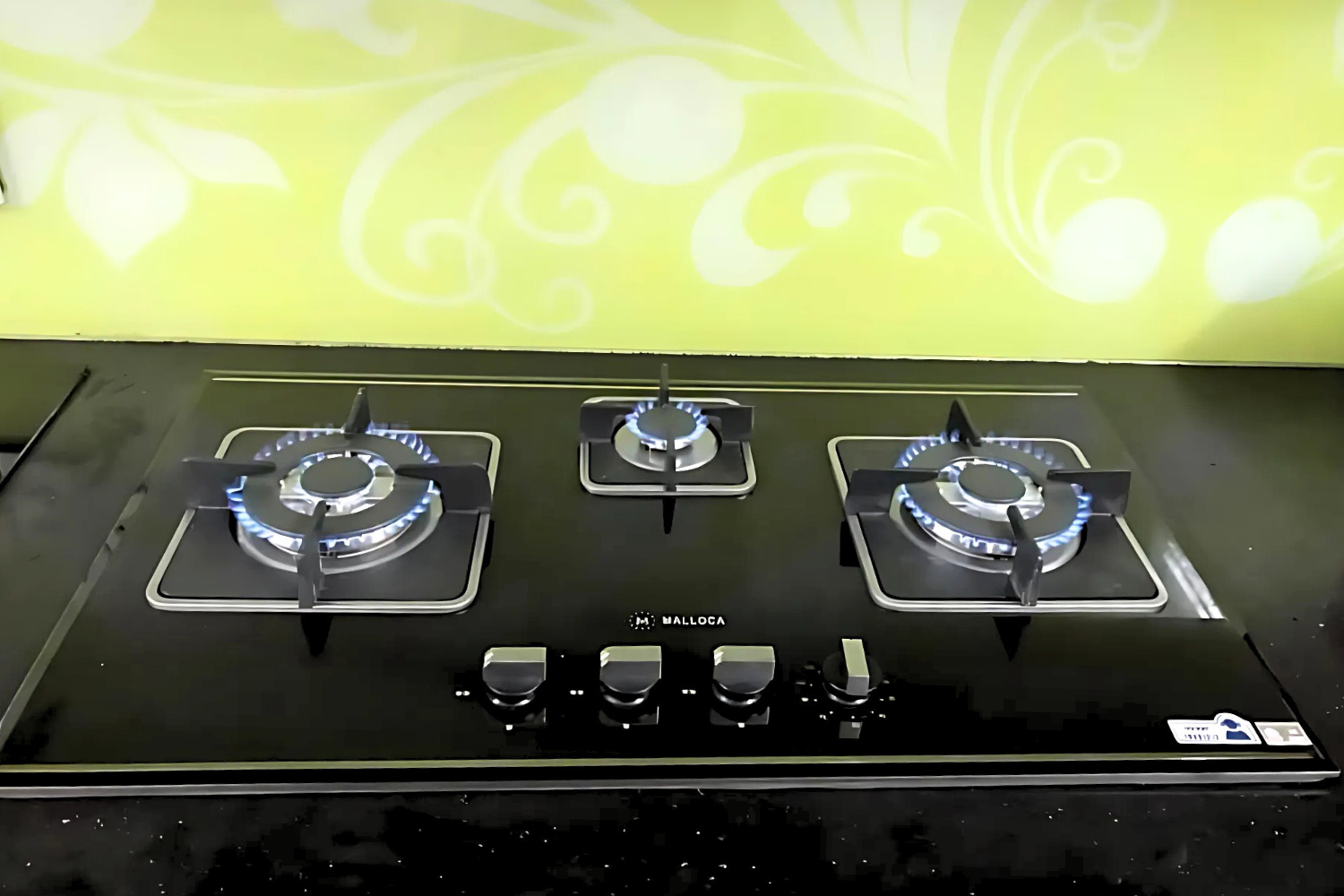 Bếp gas Malloca AS 9403B có 03 vùng nấu, bao gồm 02 vùng lớn và 01 vùng nhỏ