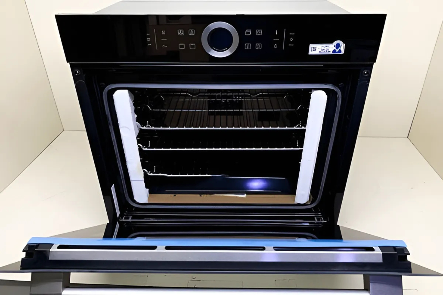 Đèn Halogen được tích hợp bên trong khoang lò cung cấp ánh sáng rõ ràng