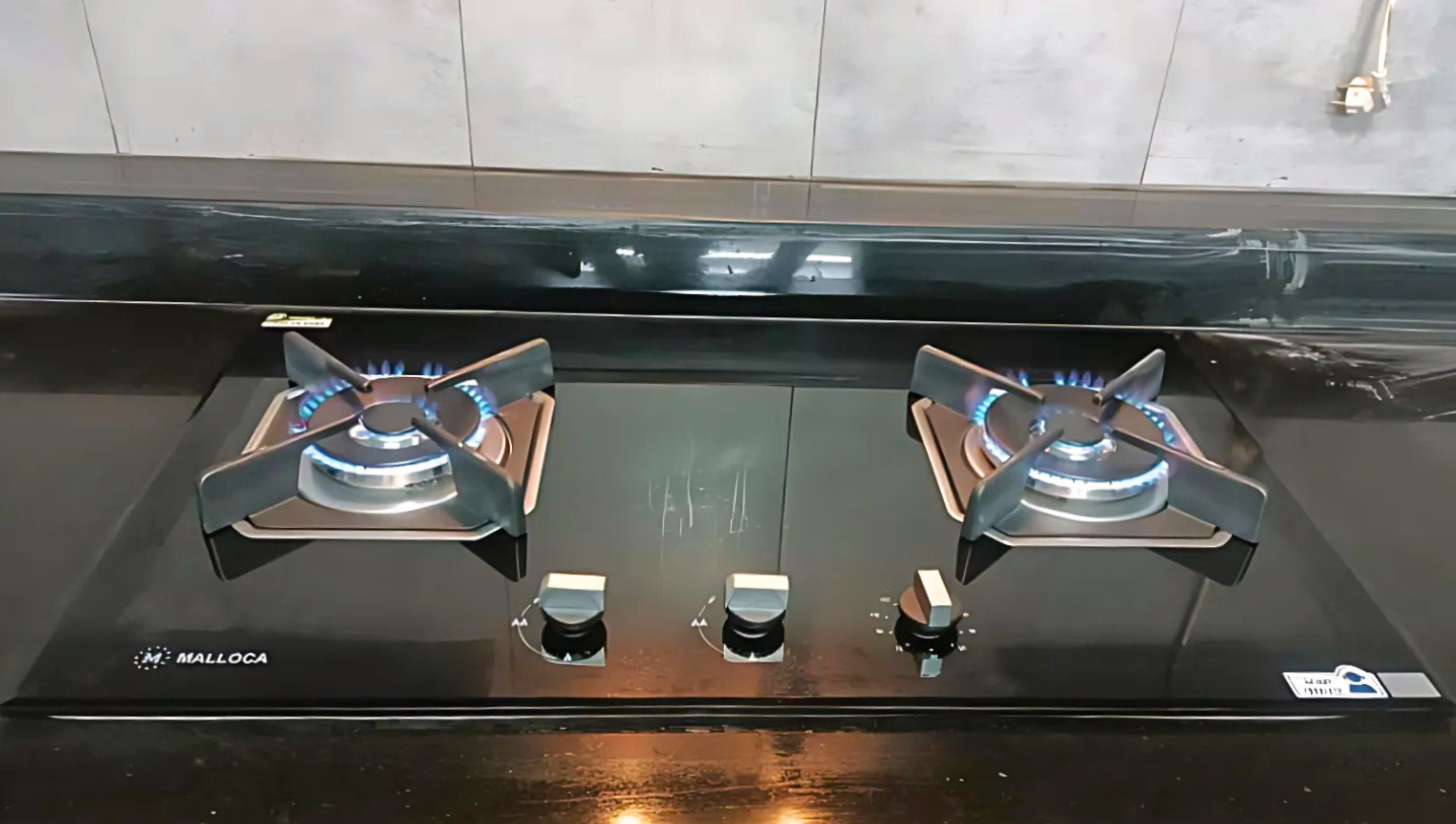 Bếp gas Malloca AS 9603B được thiết kế để lắp đặt âm bàn bếp, tạo nên một tổng thể gọn gàng