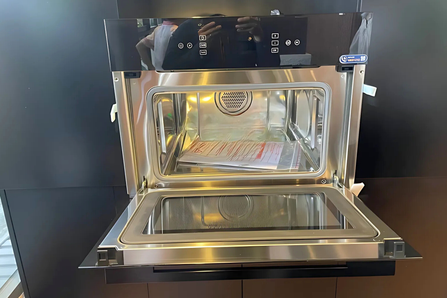 Khoang lò lớn 40L mang lại sự thoải mái tối đa, cho phép bạn dễ dàng đặt vừa các đĩa thức ăn cỡ lớn