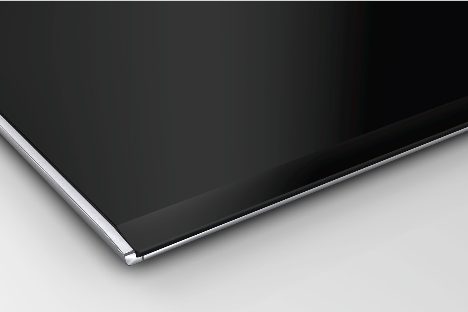 Viền nhôm chắc chắn và tinh tế tăng cường độ chắc chắn, bảo vệ mặt kính khỏi va đập từ các cạnh