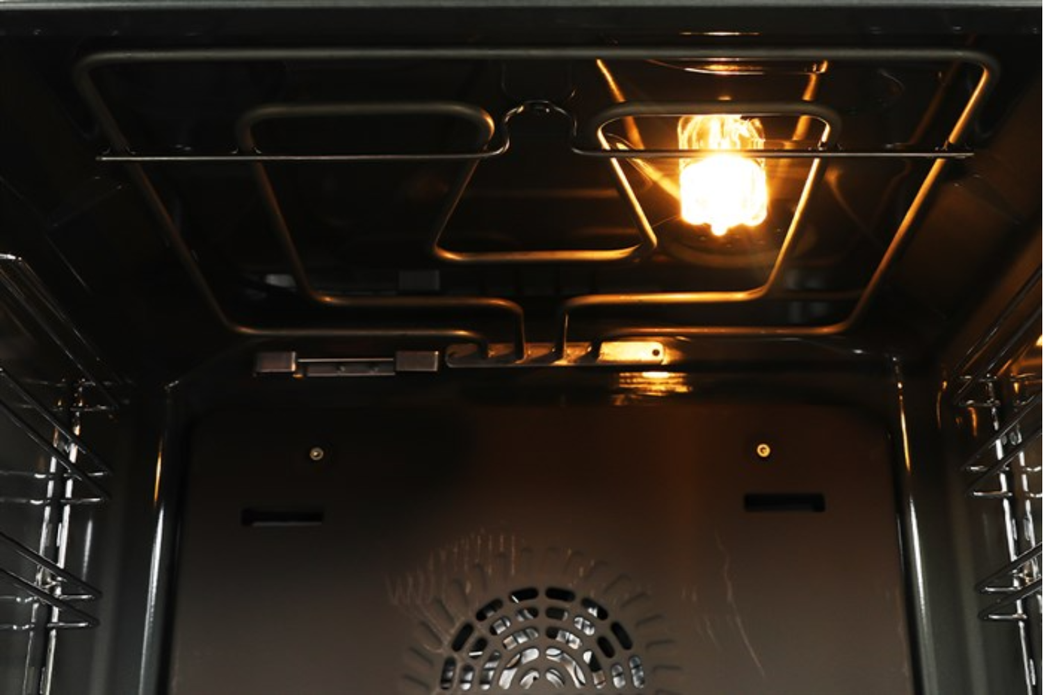 Lò được trang bị cụm đèn Halogen chiếu sáng rõ ràng bên trong khoang lò