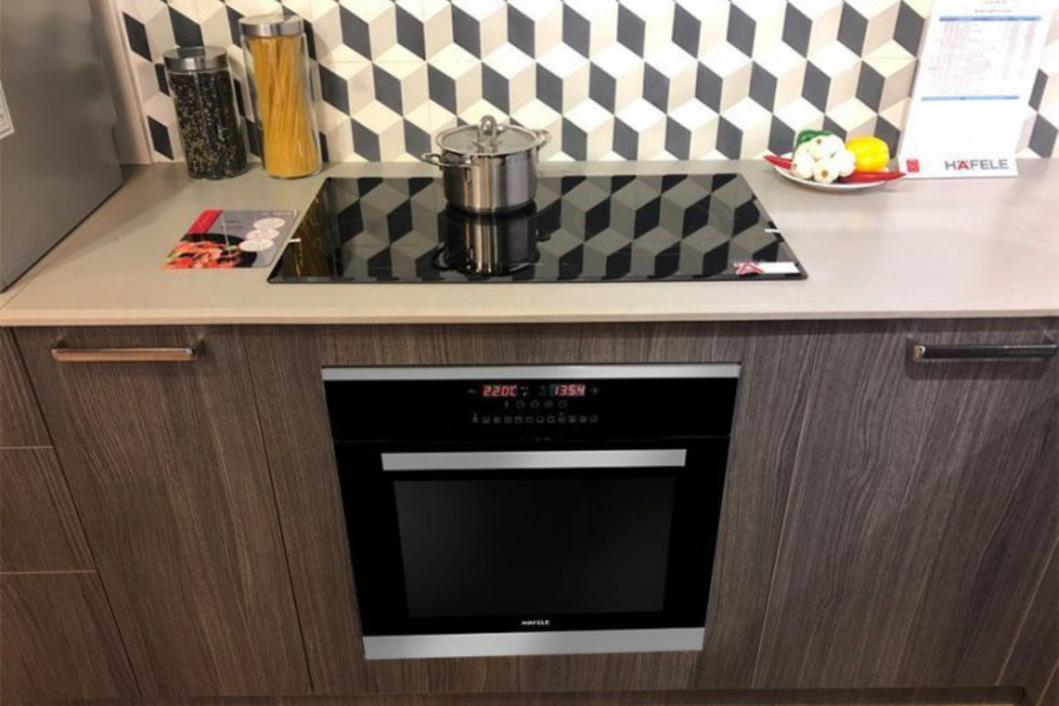 Cửa lò được cấu tạo từ ba lớp kính cường lực trong suốt, cách nhiệt