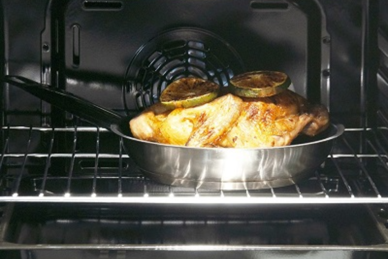 Lò cung cấp đến 10 chế độ nướng khác nhau nhờ dải nhiệt độ rộng từ 50°C đến 250°C