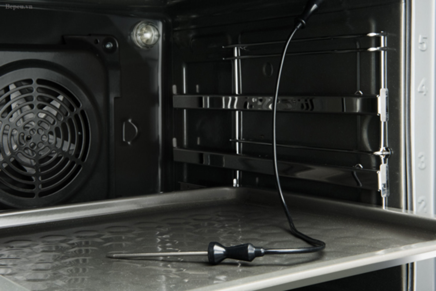 Khoang lò còn được trang bị nhiều vị trí (thường là 5 tầng) để đặt khay nướng hoặc vỉ nướng