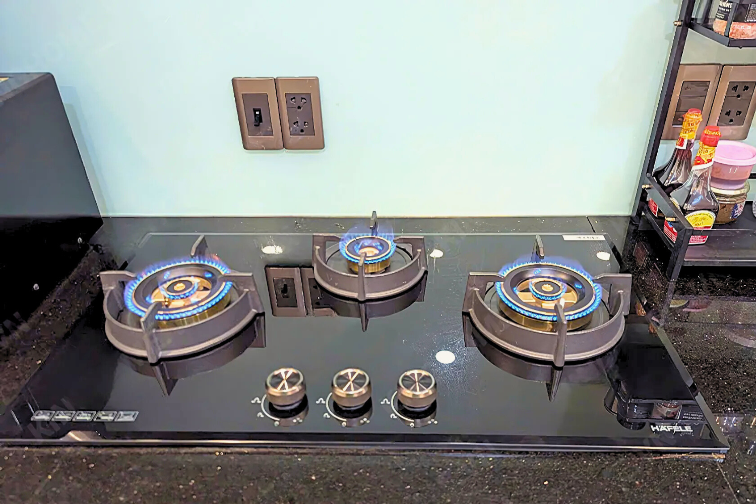 Bếp ga Hafele HC-G783B được thiết kế để lắp đặt âm hoàn toàn vào mặt bàn bếp