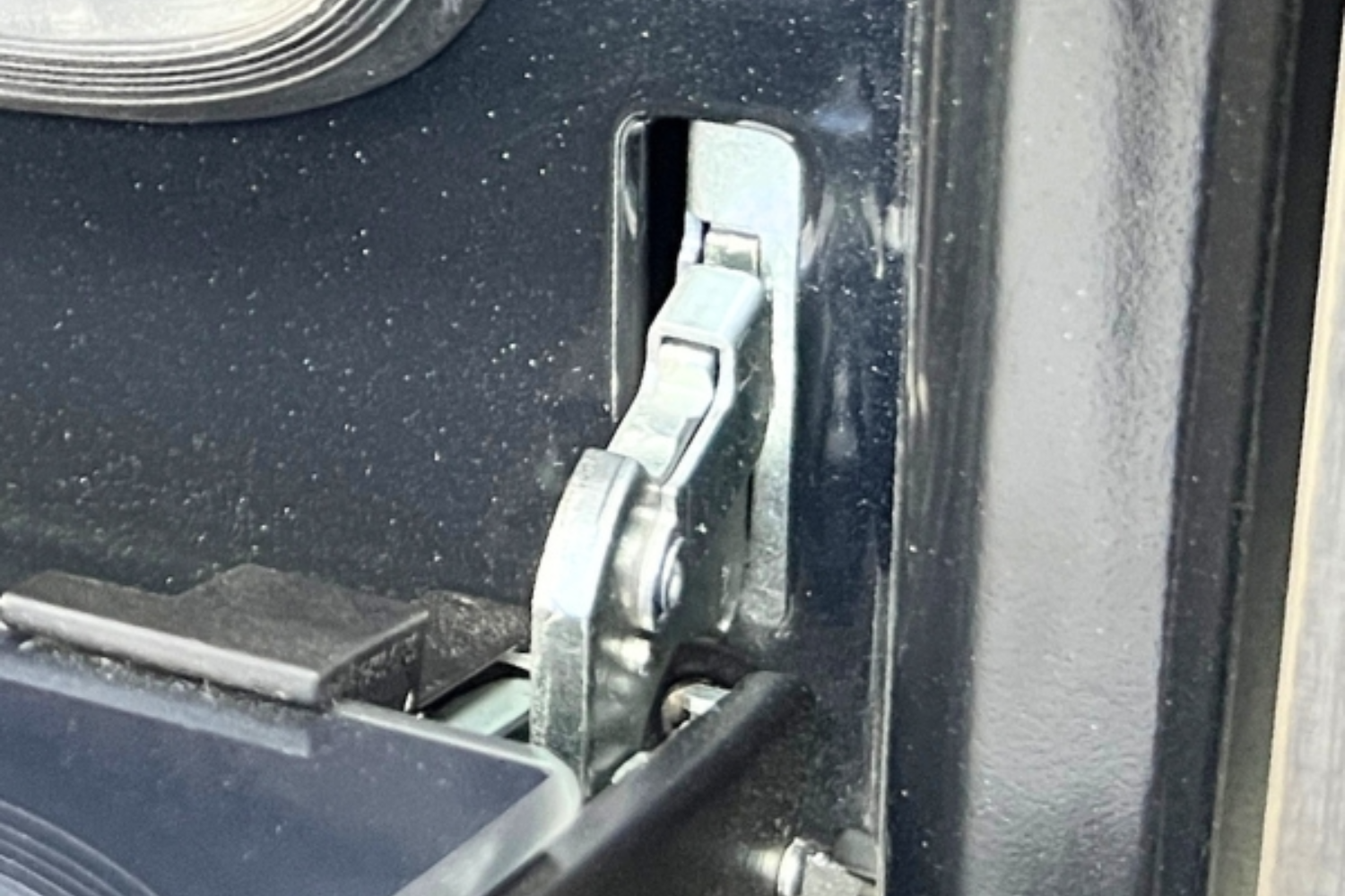 Lò còn được tích hợp chức năng giảm chấn cửa, giúp việc đóng mở trở nên êm ái, nhẹ nhàng