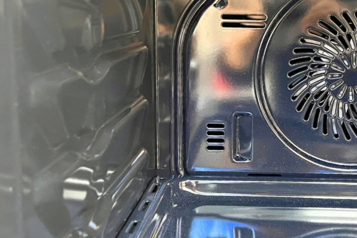 Lò nướng Malloca MOV-726MC nổi bật với hiệu suất mạnh mẽ cùng khoang lò rộng rãi 66 lít