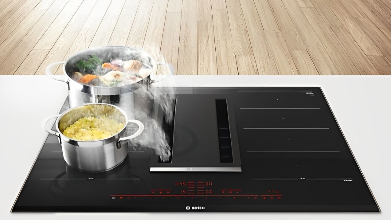 Bosch PXX875D67E Serie 8 chính là tính năng tích hợp máy hút mùi