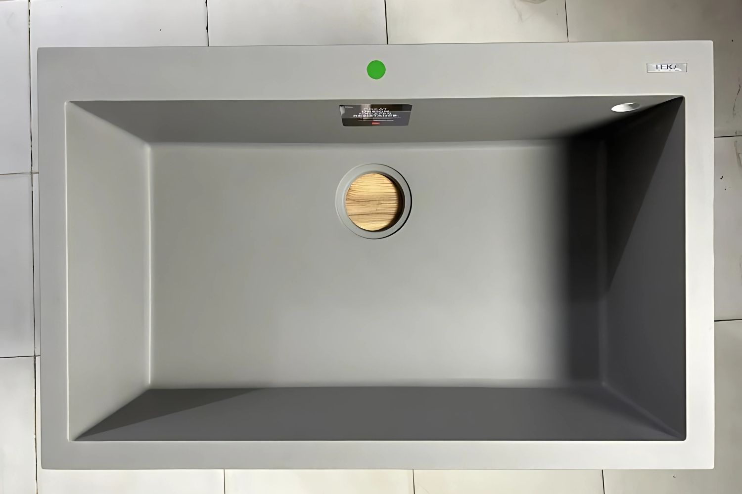 Lớp chống ồn và chống ngưng tụ hơi nước ở đáy chậu