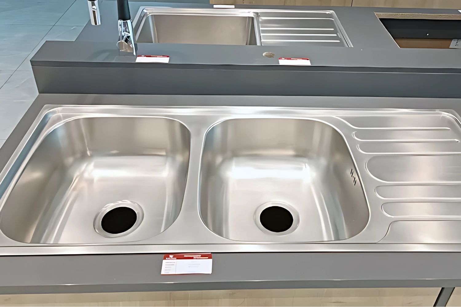 Hafele HS20-SSD2R90 567.20.513 trang bị lỗ thoát tràn ngăn nước tràn ra mặt bếp