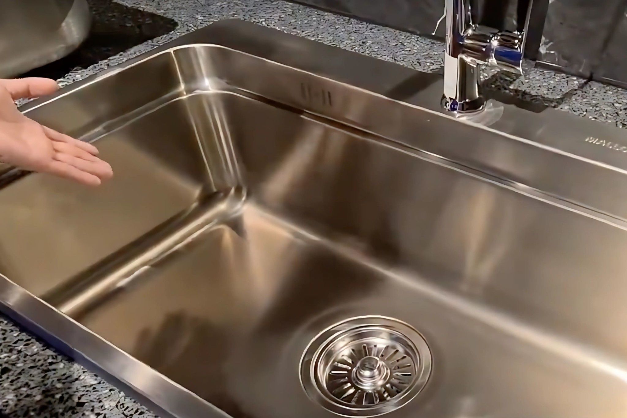 Bồn rửa bát Malloca MS 1022D có thiết kế 1 hố rộng rãi