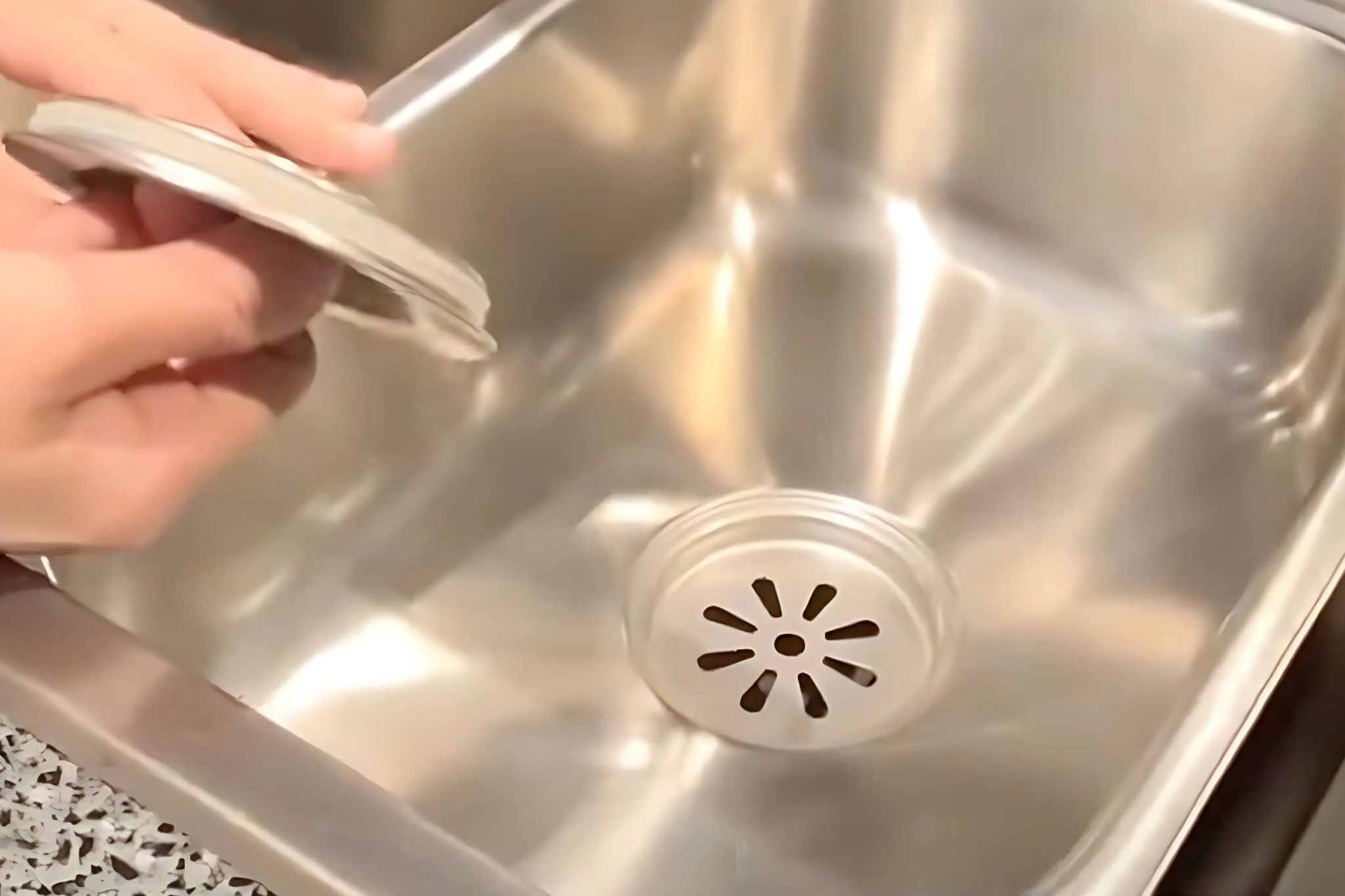 Thiết kế hố rửa phụ có lỗ thoát nước kèm nắp đậy inox