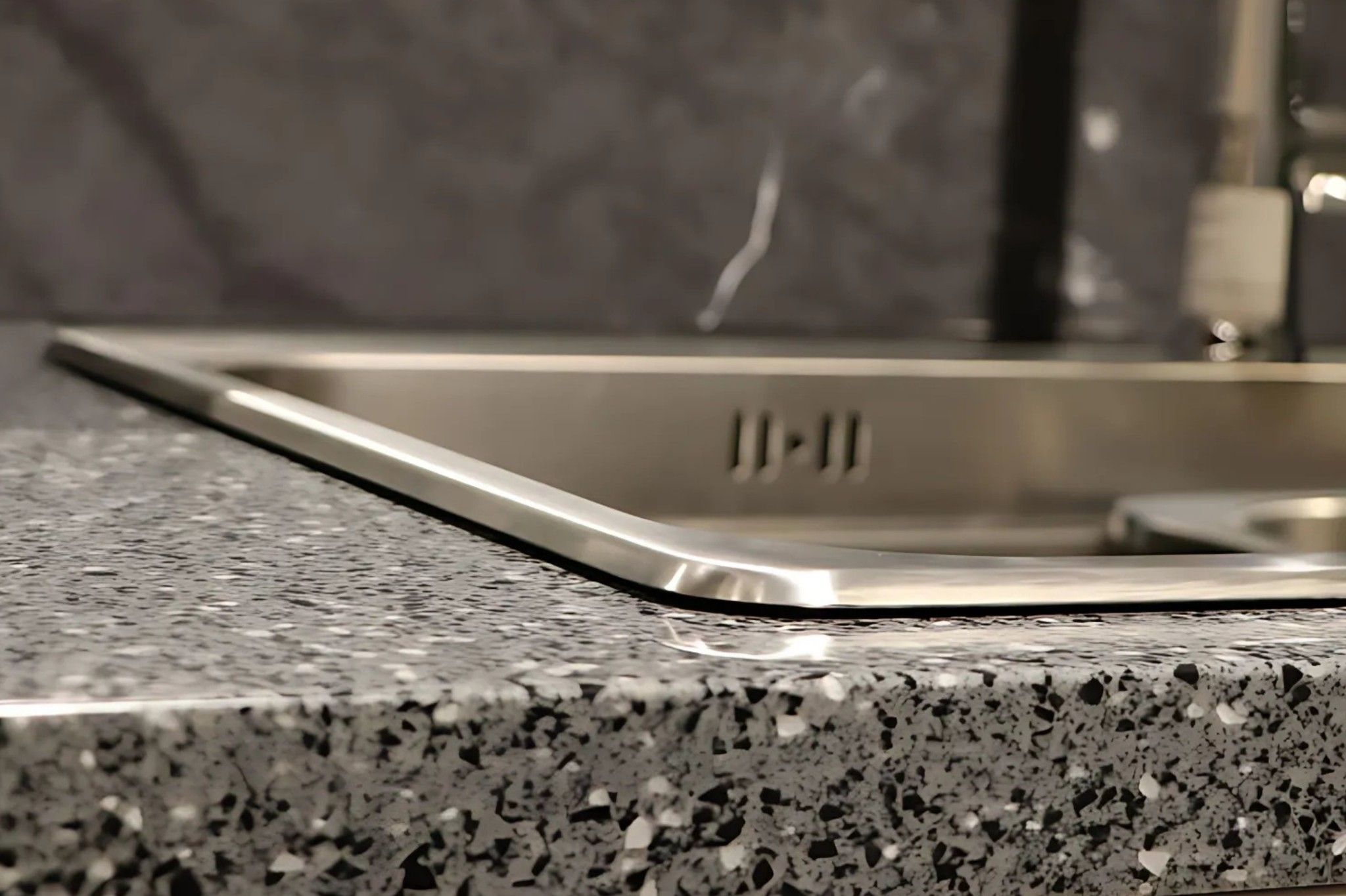 Thiết kế lắp đặt âm bàn đá, đồng bộ tổng thể