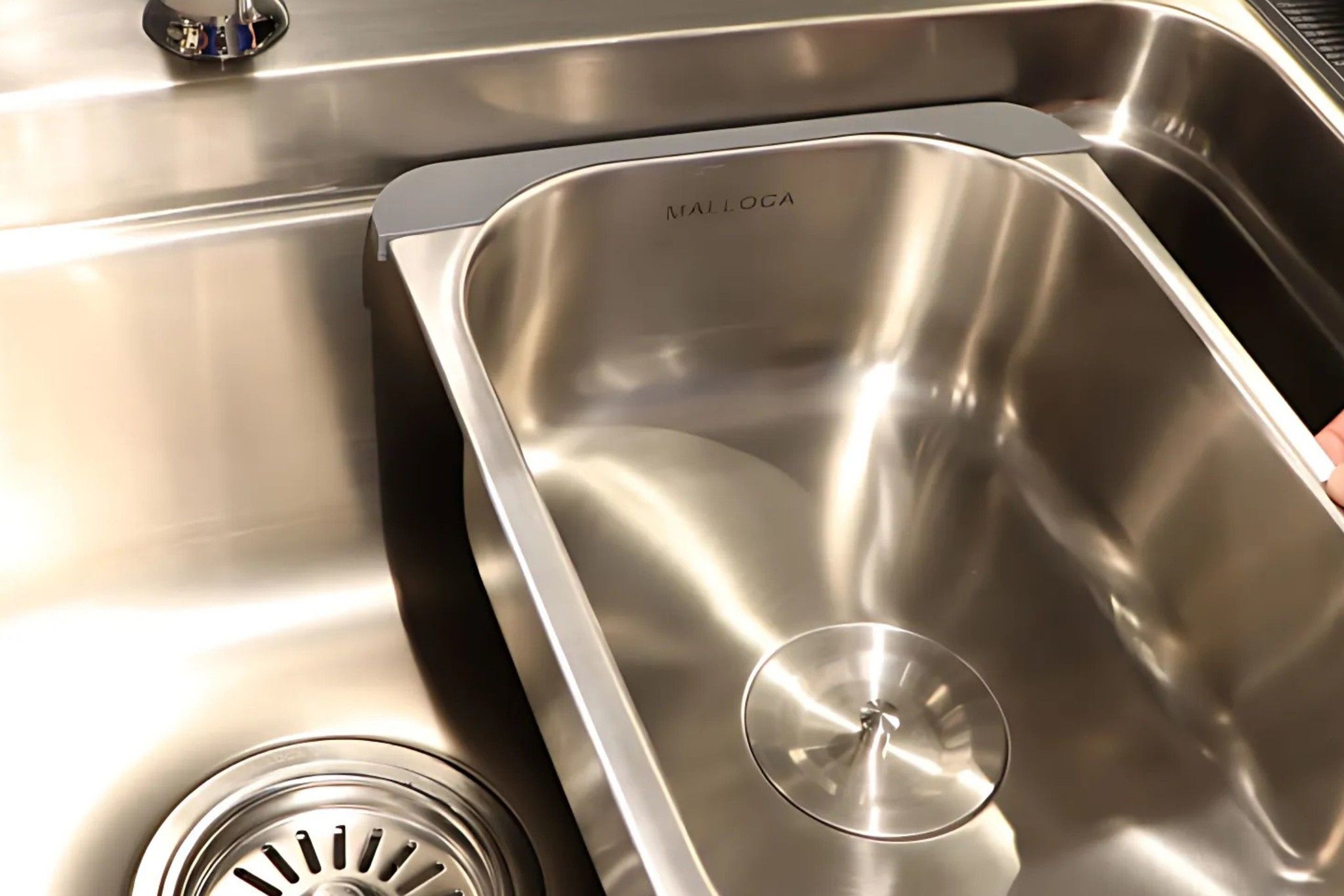 Khay rửa phụ có thể tháo rời hay di chuyển linh hoạt