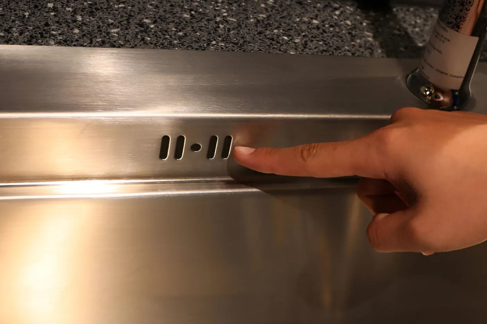 Malloca MS 1022D trang bị lỗ thoát tràn bảo vệ căn bếp