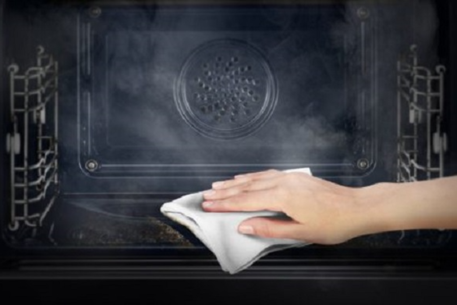 Vệ sinh thủy phân (Hydrolytic Cleaning) tận dụng hơi nước để làm mềm vết bẩn cứng đầu