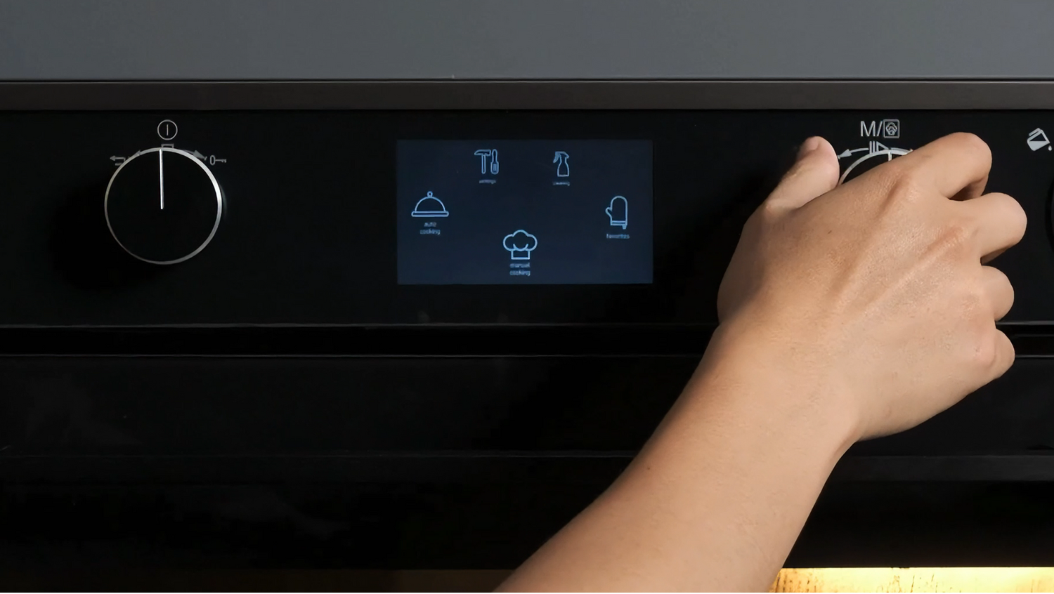 Bảng điều khiển của lò nướng Malloca MSO A75TFT là một trong những điểm nâng cấp đáng giá nhất