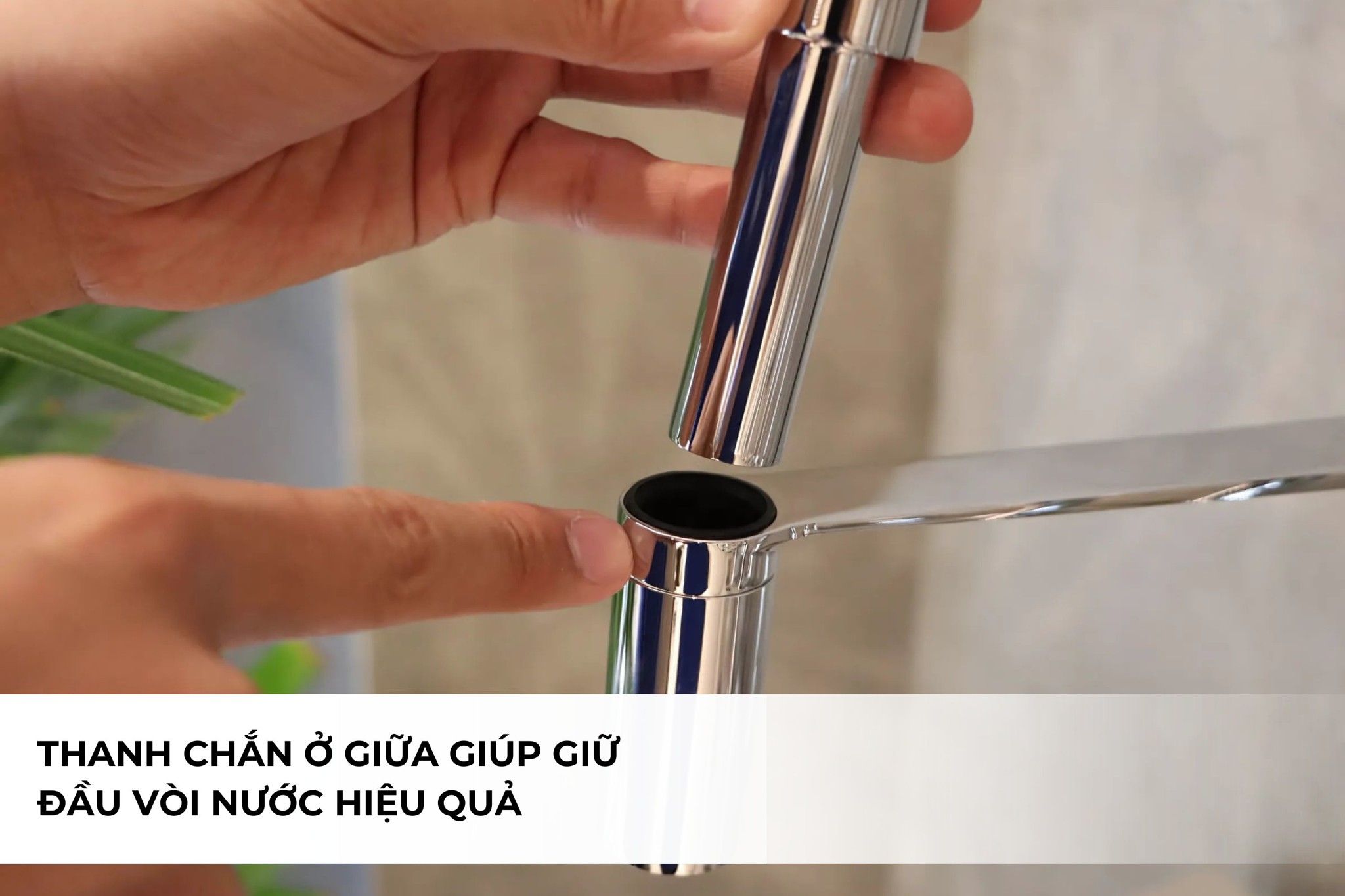 Vòi rửa Malloca K081C có thiết kế thanh chắn ở giữa tiện lợi