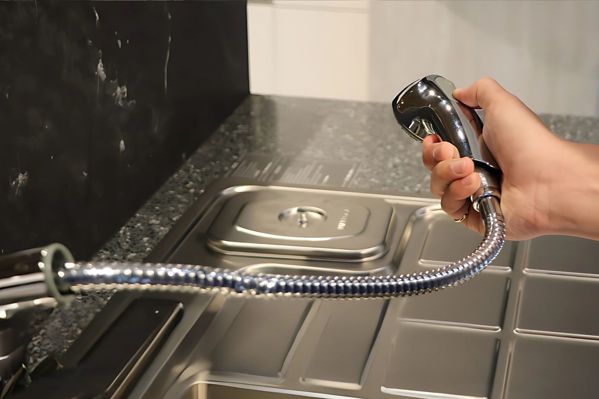 Đầu vòi dây rút kéo dài tới 1 mét – Linh hoạt tối đa mọi góc thao tác