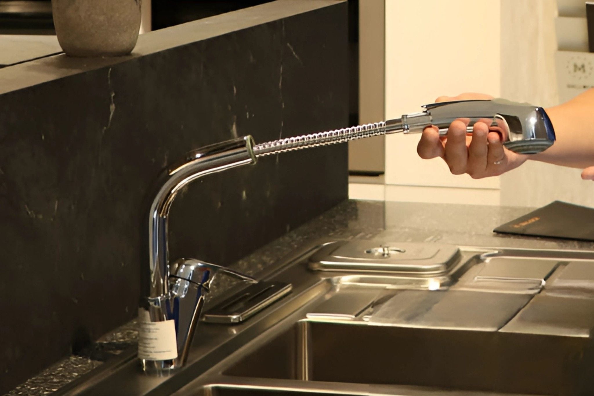 Thân vòi xoay 360 độ – Linh hoạt mọi thao tác rửa