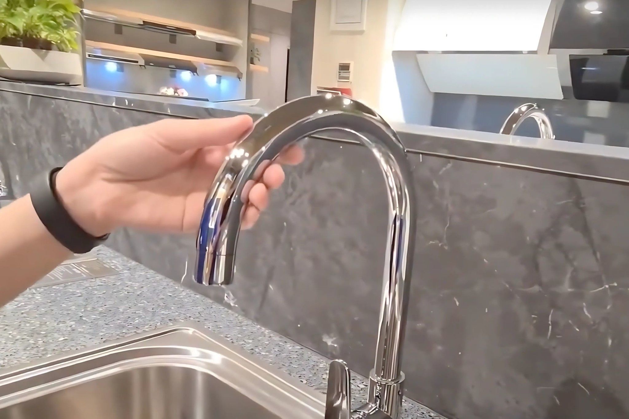 Thân vòi xoay 360 độ – Linh hoạt tối đa trong mọi thao tác