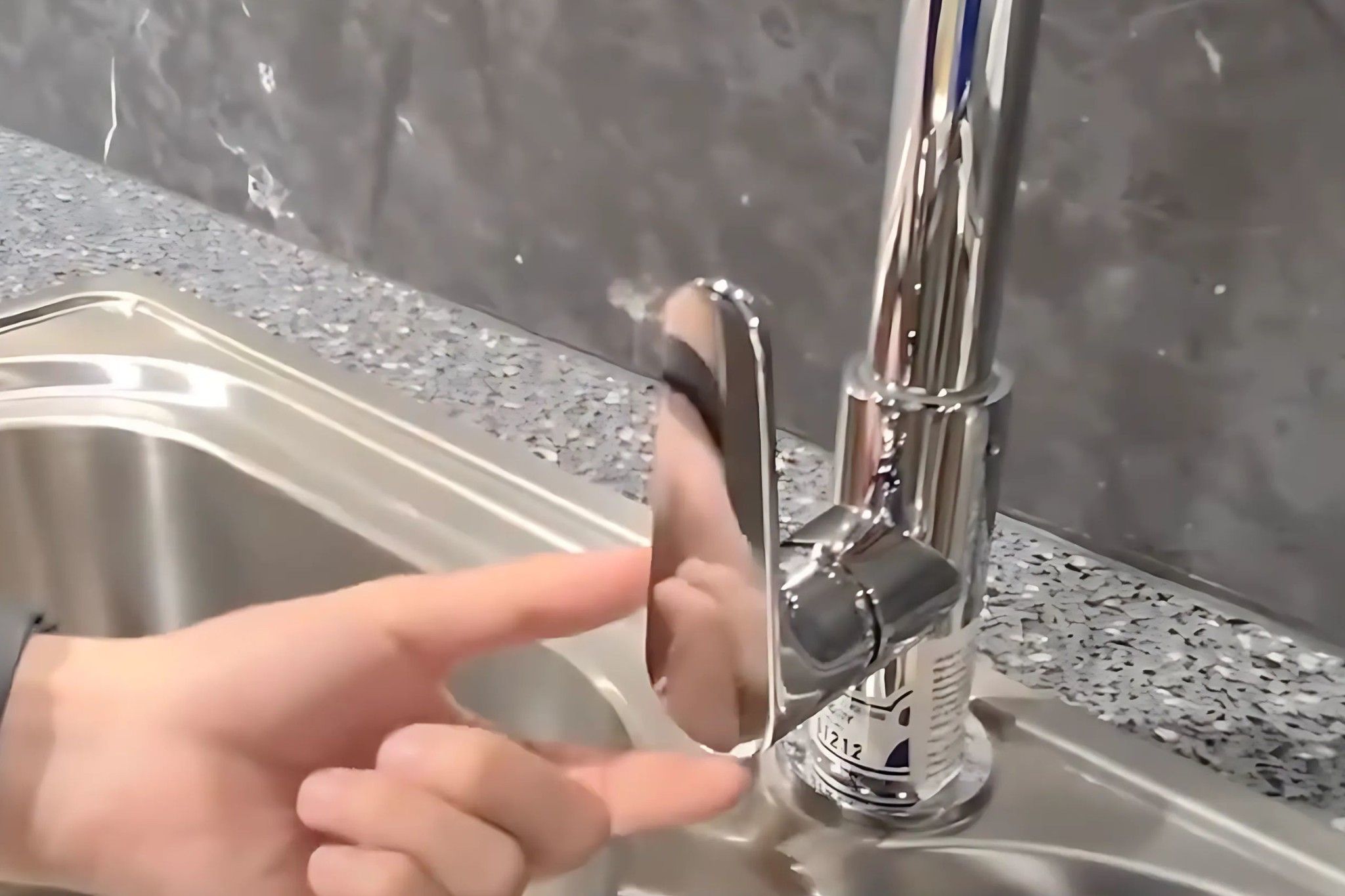 Tay gạt bản to điều khiển nguồn nước tiện lợi