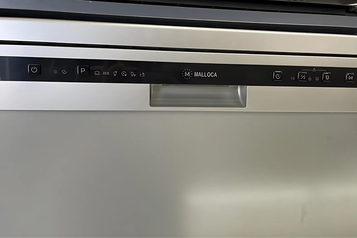 Máy rửa bát WQP12-5201E tích hợp điều khiển phím cơ kết hợp màn hình LED trực quan