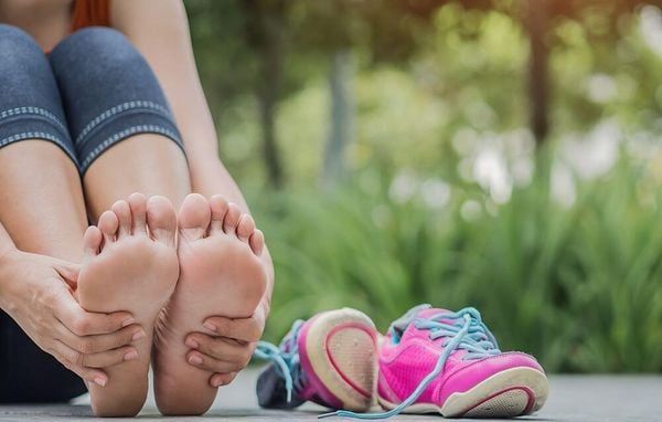 Bị chuột rút và co cơ thường xuyên là dấu hiệu thiếu canxi