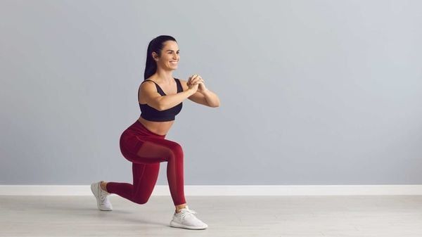 Bài tập thân dưới cho nữ Forward Lunges tăng cơ hiệu quả