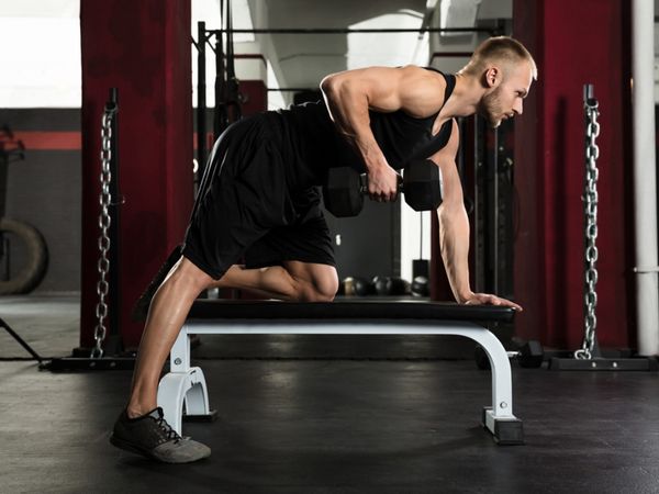 Bài tập kéo tạ đơn trong lịch tập gym 3 buổi 1 tuần cho nam