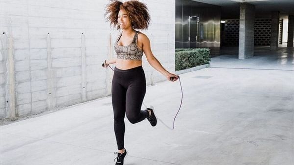 Nhảy dây chân trước chân sau là bài tập tăng chiều cao phổ biến