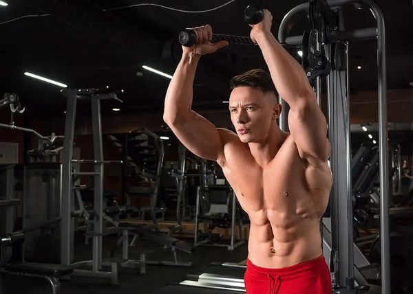 Overhead Tricep Extension là bài tập tác động sâu đến cơ tam đầu