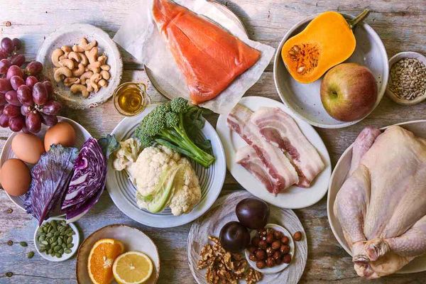 Paleo diet tập trung vào các nhóm thực phẩm tự nhiên, ít qua chế biến