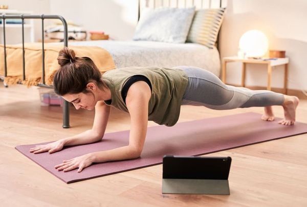 lượng calo đốt cháy khi plank tùy thuộc và cân nặng, tỷ lệ cơ bắp