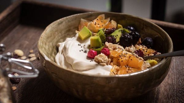 nên ăn sữa chua Hy Lạp và trái cây trước khi tập gym