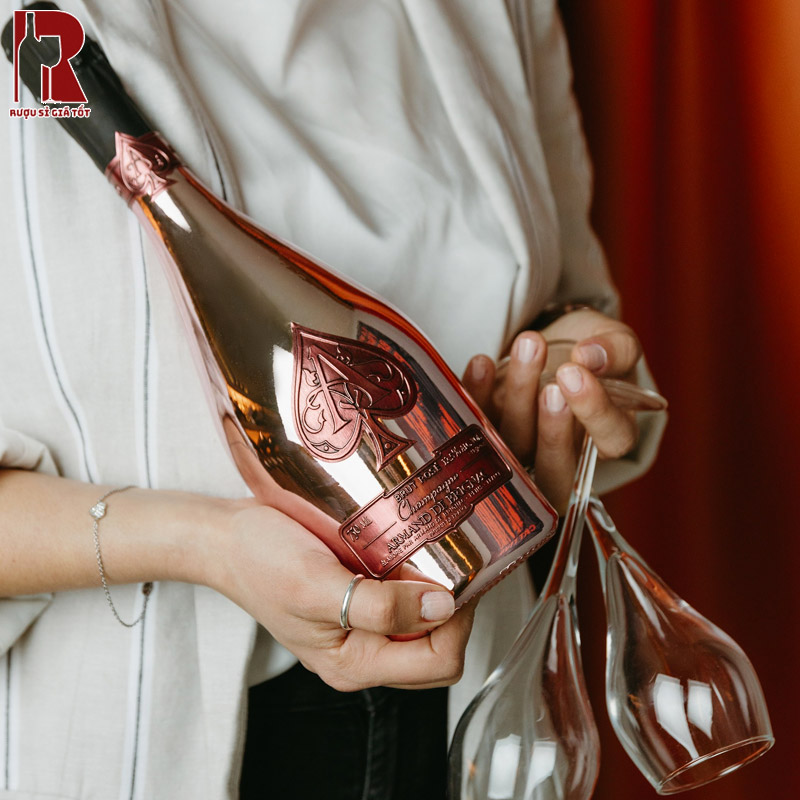 Armand De Brignac Brut Rosé Và Các Champagne Hồng Cùng Phân Khúc