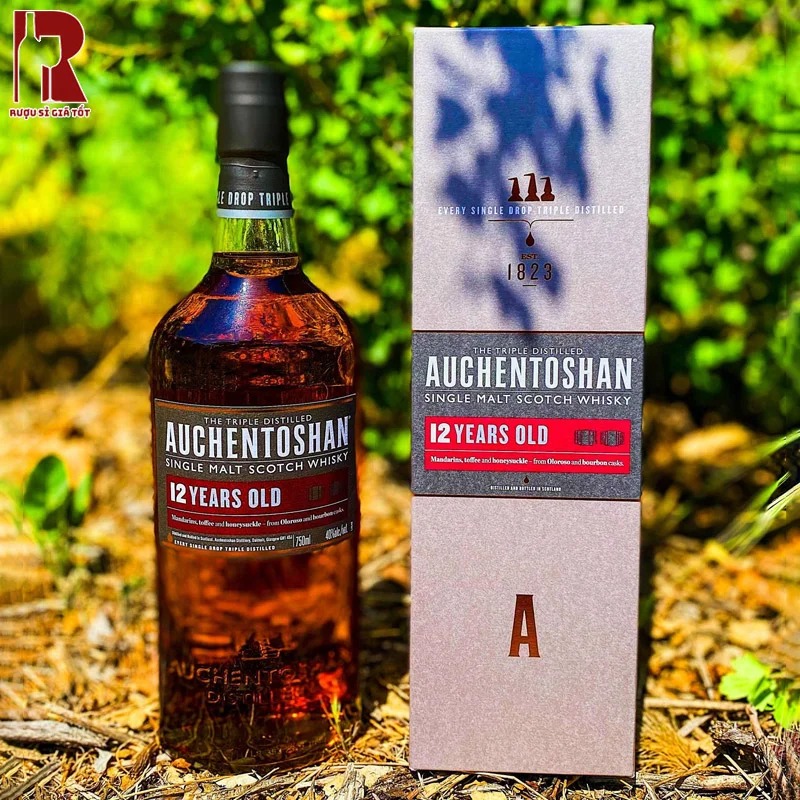 Auchentoshan 12 Years Old nên được uống nguyên chất với ly tulip hoặc Glencairn để dẫn mùi hương lên mũi tốt hơn
