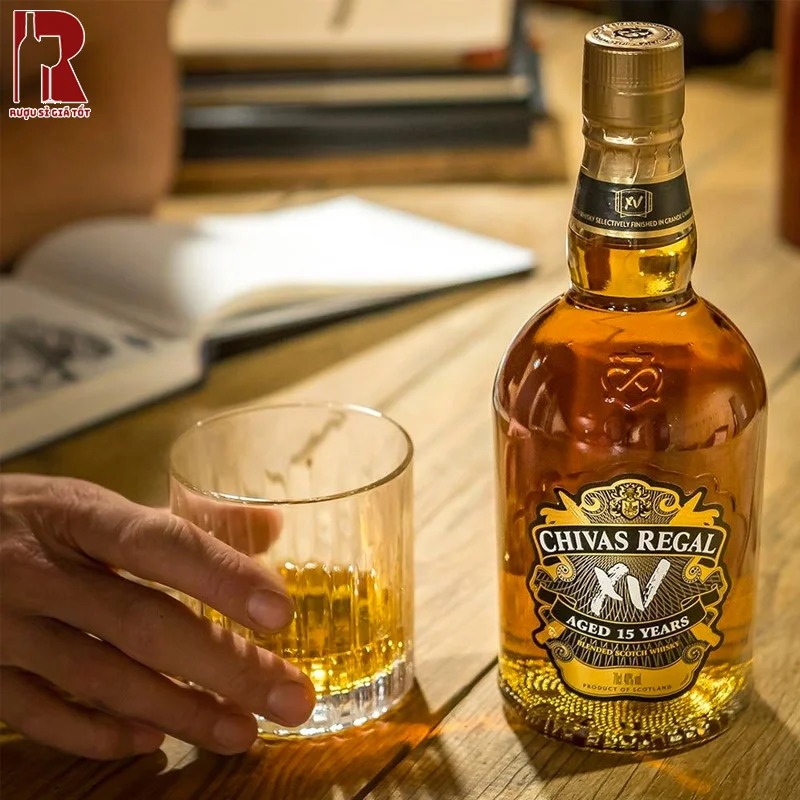 Chivas 15 được ủ lên đến 15 năm trong các thùng gỗ cao cấp, mang đến sự đậm đà cho rượu