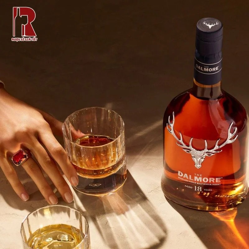 Rượu Dalmore 18 Year Old gây ấn tượng với thiết kế biểu tượng đầu hươu bạc đặc trưng