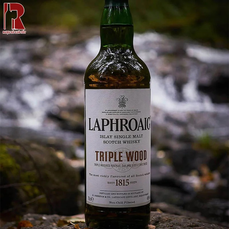 Rượu Whisky Laphroaig Triple Wood nên được dùng kèm với ly rocks hoặc glencairn để tập trung hương thơm