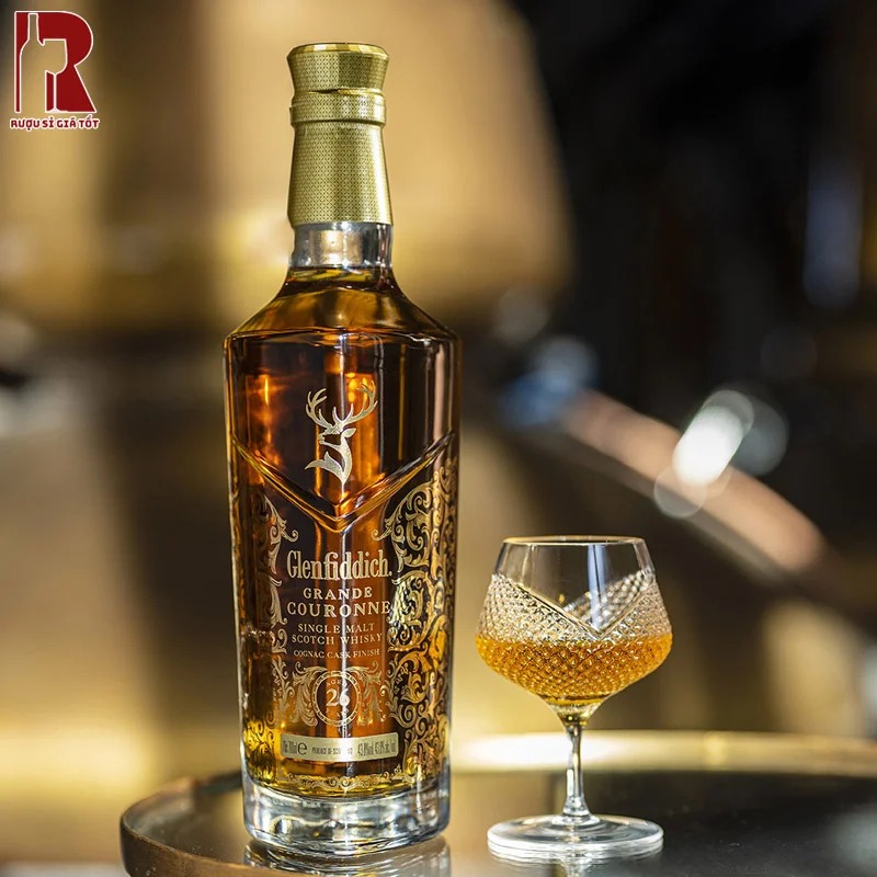 Glenfiddich 26 Grande Couronne gây ấn tượng với màu rượu vàng hổ phách đậm, cổ điển