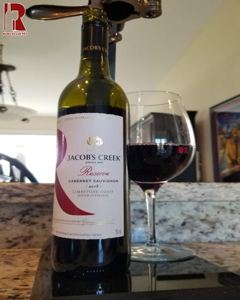 Jacob’s Creek Reserve Cabernet mang theo màu ruby đậm lãng mạn và quyến rũ