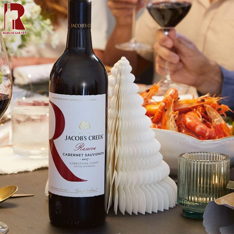 Jacob’s Creek Reserve Cabernet nên được để thở 30-60p trước khi sử dụng để các tầng hương được mở ra